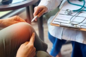Middle-aged adult with knee pain exploring regenerative medicine alternatives to knee replacement surgery in Richmond